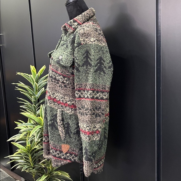 Legendary Whitetails Treasure Fuzzy Fleece Shacket,snap front,chest/hip pockets - Picture 6 of 12